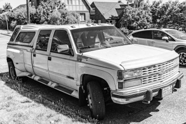 Seattle, WA, ABD - 3 Temmuz 2024: 1994 CHEVROlet SILVERADO C3500 BEYAZ BEYAZ.