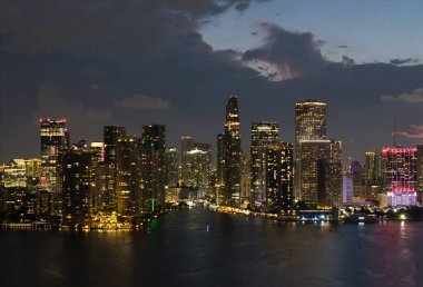 Gece vakti Miami Brickell 'in ünlü simgeleri. Miami 'deki Brickell' in insansız hava aracı görüntüsü. Brickell bölgesinde iş. Biscayne Körfezi Florida ikonik şehir kıyıları gündüz gözüyle