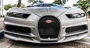 Miami, Florida, ABD - 02 Nisan 2025: gümüş maddeli spor araba, ön manzara. Bugatti Chiron spor hiperaraba. Lüks hiperaraba spor araba Bugatti Veyron. Araba Bugatti Chiron dışarı park etmiş..