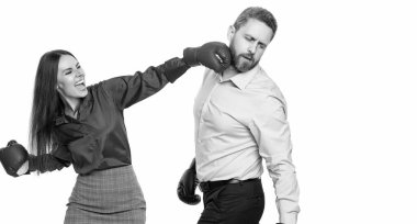 İki iş adamıyla iş kavgası. İş adamları birbirlerine karşı savaşırlar. İş kavgası. İş ortakları boks eldivenleriyle dövüşüyor. Öfke kontrolü. Boşluğu kopyala.