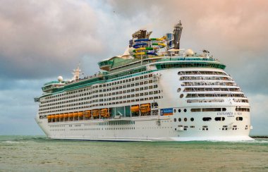 Miami, Florida, ABD - 16 Aralık 2024 Yaz Tatili Seyahati. Royal Karayipler Uluslararası yolcu gemisi. Gemi turu. Gemi limandan ayrılıyor. Deniz Gezisi Gezisi Gezisinin kaşifi.