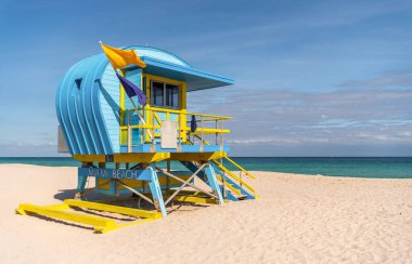 Miami Plajı. Güney Miami sahilindeki cankurtaran kulesi. Miami sahil şeridi. Ünlü sahil cankurtaranı. Miami 'ye git. Miamis sahilinde Art Deco cankurtaranı. Jetty cankurtaran kulesi