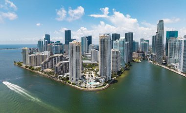 Miami şehir merkezindeki Brickell ufuk çizgisinin hava görüntüsü. Miami 'deki gökdelenler. Brickell finans bölgesinin manzarası. Brickell Miami 'de