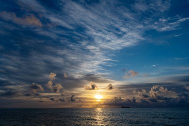 Sahilde romantik bir yaz tatili. Gün doğumu gökyüzü ufku. Gemi ile deniz batımı manzarası. Yaz tatilinde bulutlu gün batımı gökyüzü ve deniz manzarası. Deniz gündoğumuyla gökyüzü. Deniz doğasında sakin bir ufuk..
