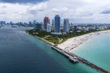 Miami sahil şeridinin hava gece görüşü. Miami Okyanusu 'nun üzerindeki alacakaranlık silueti. Miami Sahili kıyısı gün batımından sonra parlıyordu. Gökten ünlü Miami Sahili