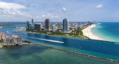 Miami ufuk çizgisinde lüks bir yat turu. Miami 'de turkuaz sulardaki teknelerin havadan görüntüsü. Güney Florida Miami 'de yat inzivası. Yelkenli gemilerle Miami şehri manzarası. Rıhtım manzarası