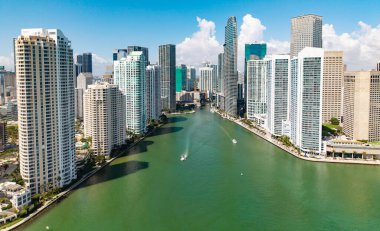 Miami Brickell 'in ünlü simgeleri. Miami 'deki Brickell' in insansız hava aracı görüntüsü. Brickell bölgesinde iş. Biscayne Körfezi Florida ikonik şehir kıyıları gündüz gözüyle