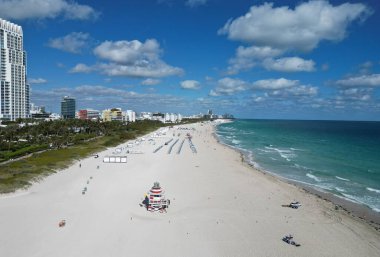 Güney Miami Plajı ve okyanus. Gökdelenleri olan Miami gökdelenleri. Yazın Miami 'nin hava manzarası