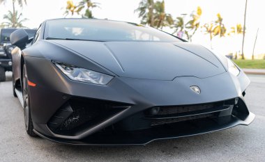 Miami, Florida, ABD - 19 Aralık 2024: Lamborghini Huracan EVO 'nun spor arabası. Lamborghini Huracan 'ın siyah arabası. 2021 Lamborghini Huracan EVO üstü açık spor araba.