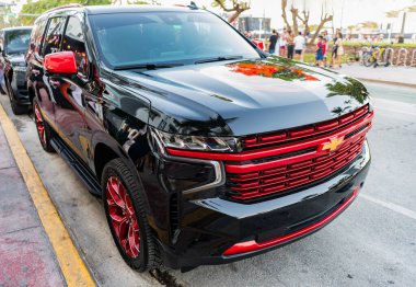 Miami, Florida, ABD - 07 Nisan 2025: siyah kırmızı Chevy SUV, köşe manzaralı. 2025 Chevrolet Tahoe SUV modifiyeli araba. Lüks SUV Chevrolet Tahoe. Chevrolet Tahoe dışarıda park halinde..