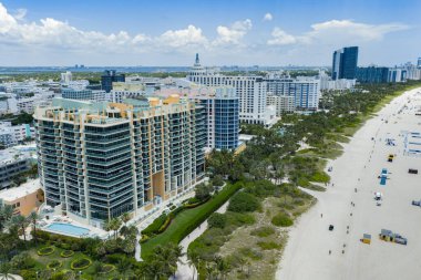 Miami sahil şeridinin hava manzarası. Miami Beach 'te gökdelenler ve gökdelenler. Yaz Miamis titreşimleri. Miami Sahili 'nin panoramik manzarası. Miami 'nin ünlü simgeleri