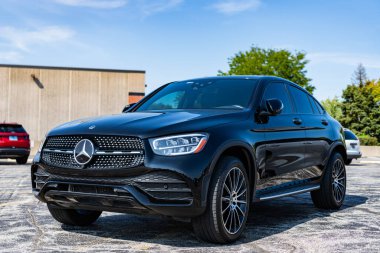 Park Ridge, Illinois, ABD - 29 Ağustos 2024: Mercedes Benz GLC 300 2020 çapraz SUV. Mercedes Benz GLC tipinde bir çapraz araba. Mercedes Benz 'in arabası dışarıda park edilmiş. Mercedes Benz GLC, köşe görünümü.
