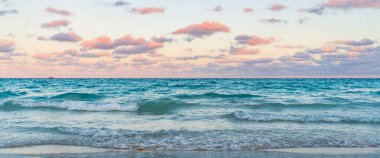 Okyanusta gün batımı. Yaz tatilinde gün batımı deniz manzarası. Deniz kıyısında gün doğumu. Denizde dramatik gündoğumu ufku. Günbatımı deniz manzarasında romantik bir yaz tatili. Huzur ufku.