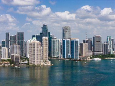 Brickell gökdelenlerinin hava görüntüsü. Miami şehir merkezinin modern manzarası. Kıyı şeridinin üstündeki Panoramik Miamis silueti. Miami 'deki Brickell Key hava görüntüsü. Miami 'nin manzarası. Miami Plajı ve Brickell