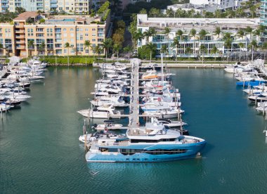 Marinaya yanaşmış lüks yatların havadan görüntüsü. Yatların yukarıdan aşağıya insansız hava aracı görüntüsü. Tekneler ve yelkenliler Manzaralı deniz kıyısında