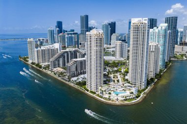 Brickell gökdelenlerinin hava görüntüsü. Miami şehir merkezinin modern manzarası. Panoramik Miami kıyı şeridinin üzerinde ufuk çizgisi