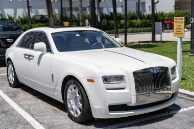 Miami, Florida, ABD - 21 Nisan 2025: Rolls Royce Ghost 2013 Sedan Car. Lüks sedan araba Rolls Royce Ghost. Araba Rolls Royce Ghost dışarı park etmiş. Beyaz sedan araba, köşe manzaralı..