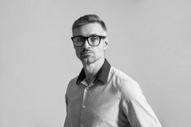 Başarı vizyonu. Gözlüklü iş adamlarının başarılı liderliği. İş adamı gözlüklü bak. İş adamı liderliği temsil eder. İş vizyonu ve başarı. Görme duyusu.