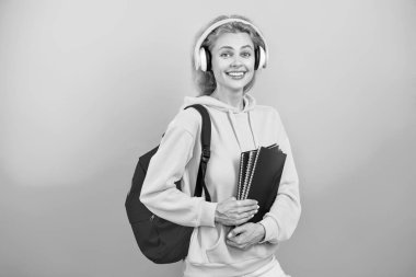 Modern eğitim. Kız öğrenci çalışma kitabını tutuyor. Okula dönelim. Bilgi toplama günü. Üniversitede eğitim. Maviyle izole edilmiş bir kızın ödevi. Bilgi ve eğitim. Okul eğitimi. Öğrenci liderliği.