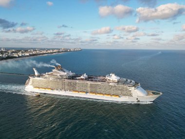 Lüks yolcu gemisi yolculuğunun havadan görünüşü. Gemi Miami sahil limanından ayrılıyor. Miami turu. Gemi seyahati. Yaz tatilindeki deniz yolculuğunun havadan görünüşü. Gemi turu ve deniz seyahati. Tur gezisi.