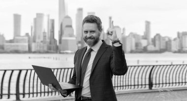 Sanal toplantı. Açık havada yenilikçi fikirlerden ilham alan serbest geliştirici. Manhattan 'ın iş adamı. Çevrimiçi çalışan İspanyol iş adamı. İşletme yöneticisi uzaktan kumanda çalışıyor. Karı arttır.