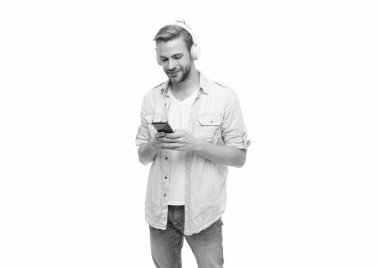 Beyazlar içinde izole edilmiş akıllı telefon uygulaması kullanan adam. Telefonla müzik dinlemek. Müzik yaşam tarzı. Ses çalma listesi. Kulaklıklı adam. Kulaklıklı adam telefondan mp3 çalma listesini seçiyor..