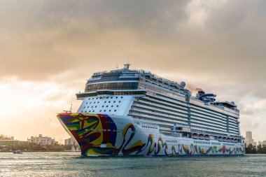 Miami, Florida, ABD - 16 Aralık 2024: Norveç yolcu gemisi yolculuğu. Yaz tatilinde gemi turu. Norveç yolcu gemisi. Gemi turu ve deniz seyahati. Gemi Miami limanından ayrılıyor..