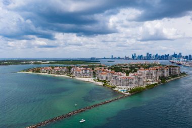Miami sahil şeridinin hava gece görüşü. Miami Okyanusu 'nun üzerindeki alacakaranlık silueti. Miami Sahili kıyısı gün batımından sonra parlıyordu. Günbatımında South Point cankurtaran kulesi. Gökten ünlü Miami Sahili