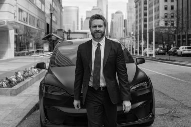 Başarılı bir iş adamı araba satıcısı olarak çalışıyor. Otomobil galerisi açık havada duruyor..