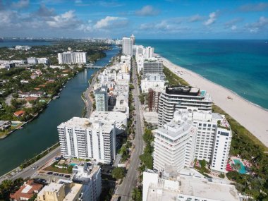 Kıyıdaki Miami Beach şehrinin havadan görüntüsü. Miami Beach silueti. Manzaralı Miami Sahili Panorama 'nın ünlü kıyı şeridi