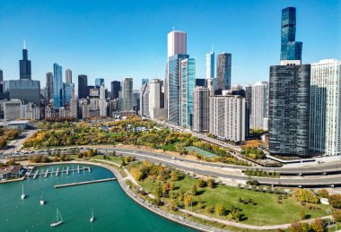 Gökdelen manzarası. Chicago şehir marinası. Chicago şehir merkezi ve marina silueti. Sonbahar şehri manzarası. Sonbahar şehri parkı olan şehir manzarası. Chicago şehir manzarası gökyüzü mimarisi. Marina Şehri.