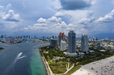 Miami sahil şeridinin hava gece görüşü. Miami Okyanusu 'nun üzerindeki alacakaranlık silueti. Miami Sahili kıyısı gün batımından sonra parlıyordu. Gökten ünlü Miami Sahili