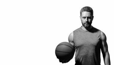 Sahada basketbol topu olan bir adam. Profesyonel basketbolcu eğitimi, izole edilmiş beyaz. Kaslı adamın spor motivasyonu var. Spor ve hobi. Basketbolcu adam profesyonel oynuyor. Reklam..