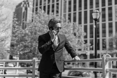 İş adamının dışarıyı araması gerekiyor. Telefon kullanan bir iş adamı. Takım elbiseli bir adam telefonda konuşuyor. Telefonu olan orta yaşlı İspanyol işadamı. İş iletişimi. Etkin dinleme.