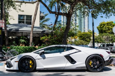 Miami, Florida, ABD - 13 Nisan 2025: araba Lamborghini Revuelto açık havada park edildi. Beyaz araba, yan görüş. Lamborghini Revuelto süper araba spor yara izi. Lüks spor araba Lamborghini Revuelto.