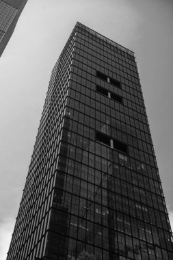 Gökdelen perspektif görüntüsü. Şehir mimarisi. Modern ofis binasının mimarisi. Perspektif şehir gökdeleni. Modern gökdelen binası. Şehir merkezindeki ofis binası. Görüş açısı.