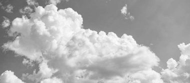 Beyaz bulutlu gökyüzü. Güzel beyaz bulutlu mavi gökyüzünde yumuşak güneş ışığı, doğa manzaralı yumuşak beyaz bulutlar pastel mavi gökyüzü arka planında.