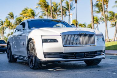 Miami, Florida, ABD - 07 Nisan 2025: 2024 Rolls Royce Spectre coupe elektrikli araba. Lüks elektrikli araba Rolls Royce Spectre. Araba Rolls Royce Spectre dışarı park etmiş. Beyaz spor araba, köşe manzaralı..