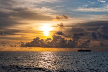 Deniz gündoğumuyla gökyüzü. Deniz doğasında sakin bir ufuk. Sahilde romantik bir yaz tatili. Gün doğumu gökyüzü ufku. Miami plajı. Deniz batımı manzaralı. Yaz tatilinde bulutlu gün batımı gökyüzü ve deniz manzarası.