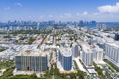 Miami sahil şeridinin hava manzarası. Miami Beach 'te gökdelenler ve gökdelenler. Yaz Miamis titreşimleri. Miami Sahili 'nin panoramik manzarası. Gündüz Miami silueti