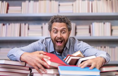 Okul kitaplarla dolu. Öğretmen veya öğrenci için okul eğitimi. Okul profesörü kütüphanede kitap okuyor. Edebiyat dersi öğretmeni. Üniversite öğretmeni sınıfta. Okumak için aç..