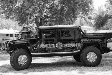 Seattle, WA, ABD - 3 Temmuz 2024: Hummer H1 Mercurys Cafe off road 4x4