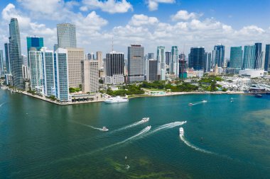 Brickell gökdelenlerinin hava görüntüsü. Miami şehir merkezinin modern manzarası. Kıyı şeridinin üstündeki Panoramik Miamis silueti. Miami 'deki Brickell Key hava görüntüsü. Miami 'nin manzarası. Miami Plajı ve Brickell