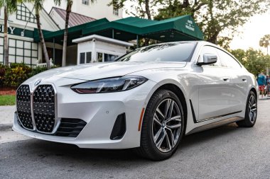 Miami, Florida, ABD - 13 Nisan 2025: 4 numaralı araç açık havada park edilmiş. Beyaz spor araba, köşedeki manzaralı. 2024 BMW 4 Serisi Coupe Car. Lüks spor araba BMW 4.