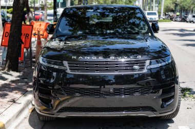 Miami, Florida, ABD - Nisan 01, 2025: 2025 Land Rover Range Sport lüks SUV arabası. Lüks arazi aracı Land Rover. Otomobil Range Rover 'ı dışarıda park etmiş. Siyah araba, ön manzara..