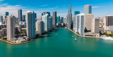 Şehir merkezinde bir gökdelen. Şehir manzarası silüeti. Miami 'deki Brickell binası. Brickell gökdelen ve gökdelen mimarisi. Şehir silüeti. Florida, Brickell Key 'den Miami' ye. Seyahat hedefi.