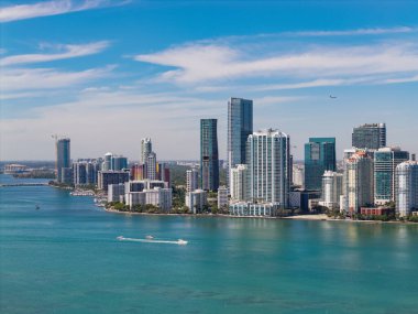 Gökdelen binası. Şehir merkezindeki şehir manzarası. Şehir mimarisi. Miami silueti. Florida gökdelen şehri. Miami şehrinin ufuk çizgisi Brickell anahtarı. Miami şehir merkezinde. Brickell Miami.
