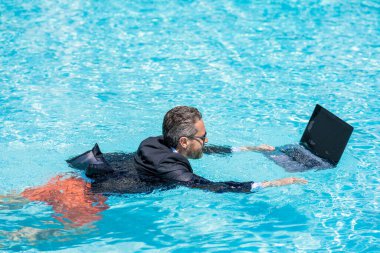 Adam bilardoda serbest çalışmak için dizüstü bilgisayar kullanıyor. Serbest iş yapma. Yaz tatilindeki iş adamı. İş adamı video için webcam kullanıyor. Serbest çalışan adamın çevrimiçi video görüşmesi var. Çevrimiçi çalışan serbest çalışan.