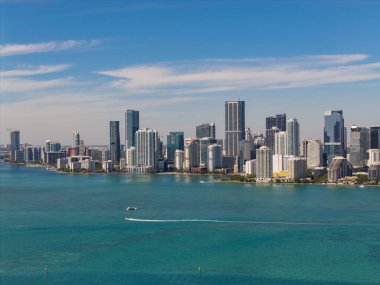 Brickell Miami şehir merkezinde. Miami şehir merkezinde, Florida 'da panoramik modern mimari. Miami ufuk çizgisi panoramik manzara. Brickell Key, ABD 'de gökdelenli şehir manzarası.