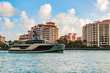 Teknesi olan Miami Kanalı. Fisher Adası konut binası ve lüks yat teknesi. Miami Fisher Adası 'nın manzarası. Marinaya yüzen bir tekne. Fisher Adası 'nda lüks bir yat teknesi. Yaz tatili.